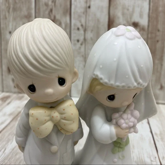 1979 Adorable Precious Moments Bride and Groom Figurine - Picture 2 of 9